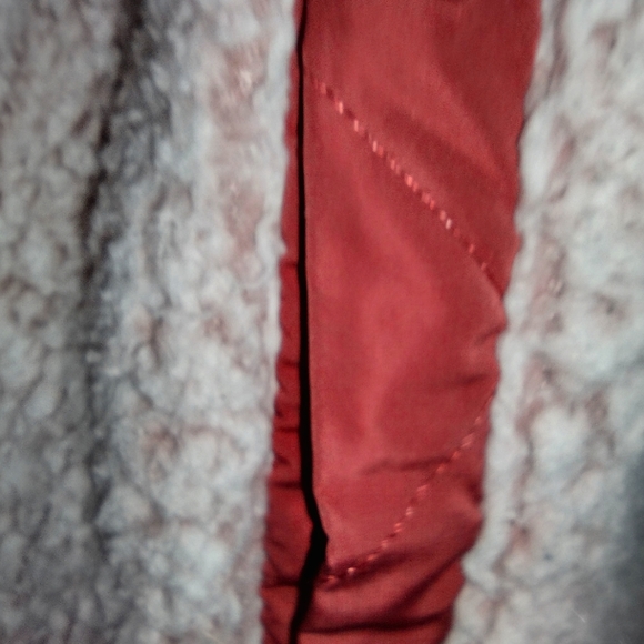 WOMENS BEAUTIFUL MAROON RED PLUM SHERPA VEST WITH GOLD ACCENTS - Picture 3 of 11